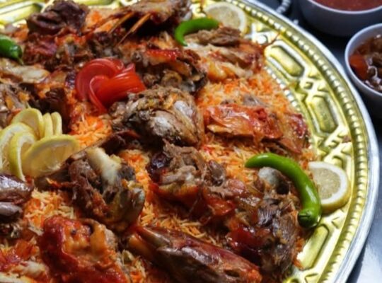 مطعم مندي تنور وحطب