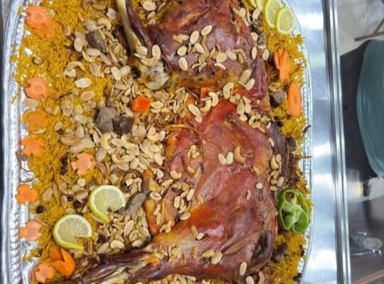 مطعم مندي تنور وحطب