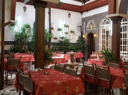 مطعم الصديق الشرقي