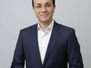 الدكتور سامر داوود: ماجستير في التوليد وأمراض النس